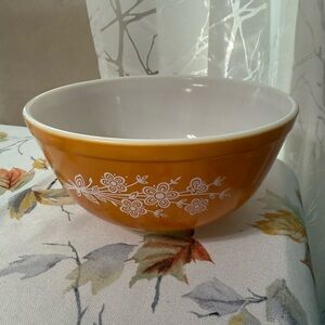 Pyrex Orange 2.5 Quart Mixing Vintage Floral Orange Mixing Bowl!!